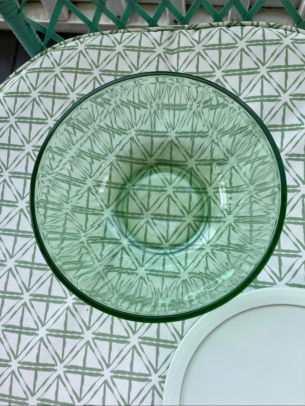 Pyrex Green Ribbed Glass Bowl with Lid, 2 Quarts
